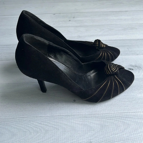 Gucci Vintage Black Suede Knotted Gold Lined Peep Toe Pumps Size 7 - Picture 1 of 8